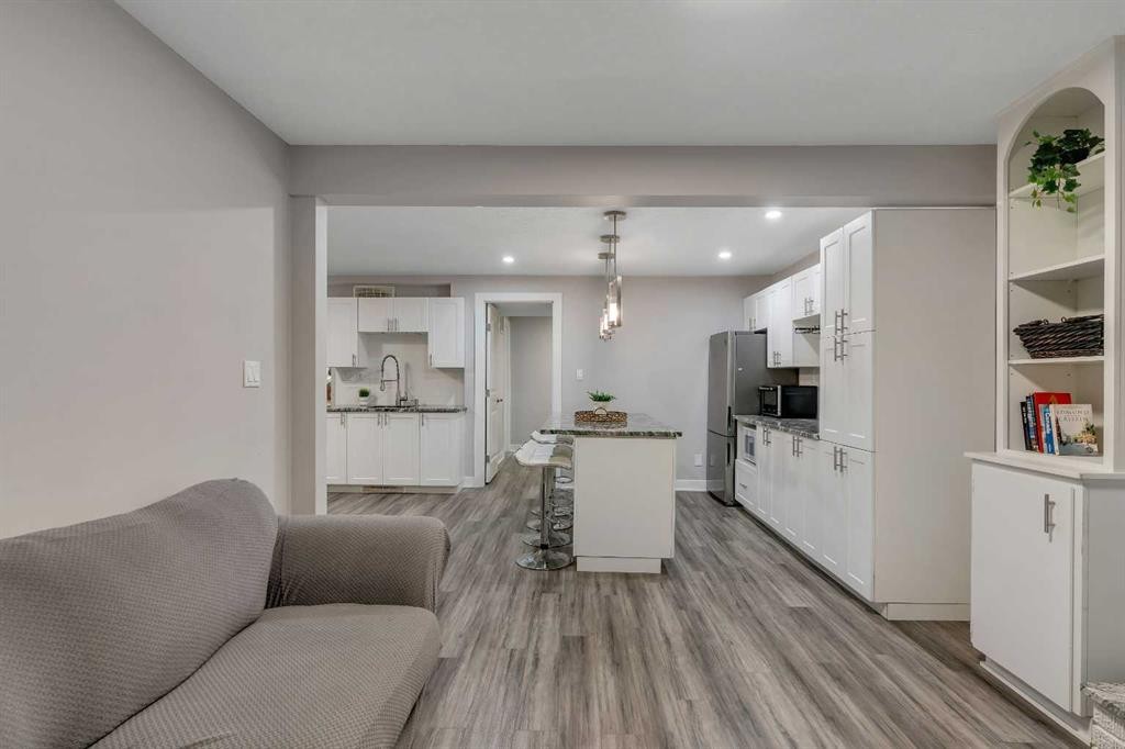 4143 Varsity Road Nw, Calgary, AB - Indoor Photo Showing Living Room