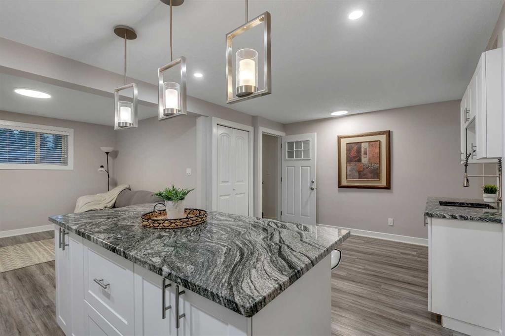 4143 Varsity Road Nw, Calgary, AB - Indoor Photo Showing Kitchen
