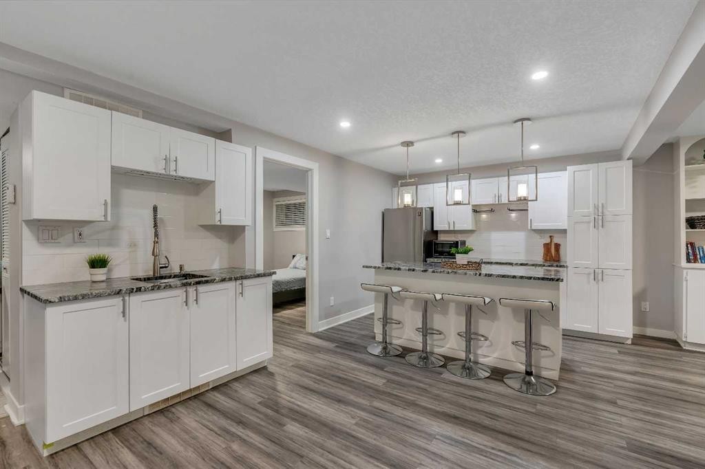 4143 Varsity Road Nw, Calgary, AB - Indoor Photo Showing Kitchen