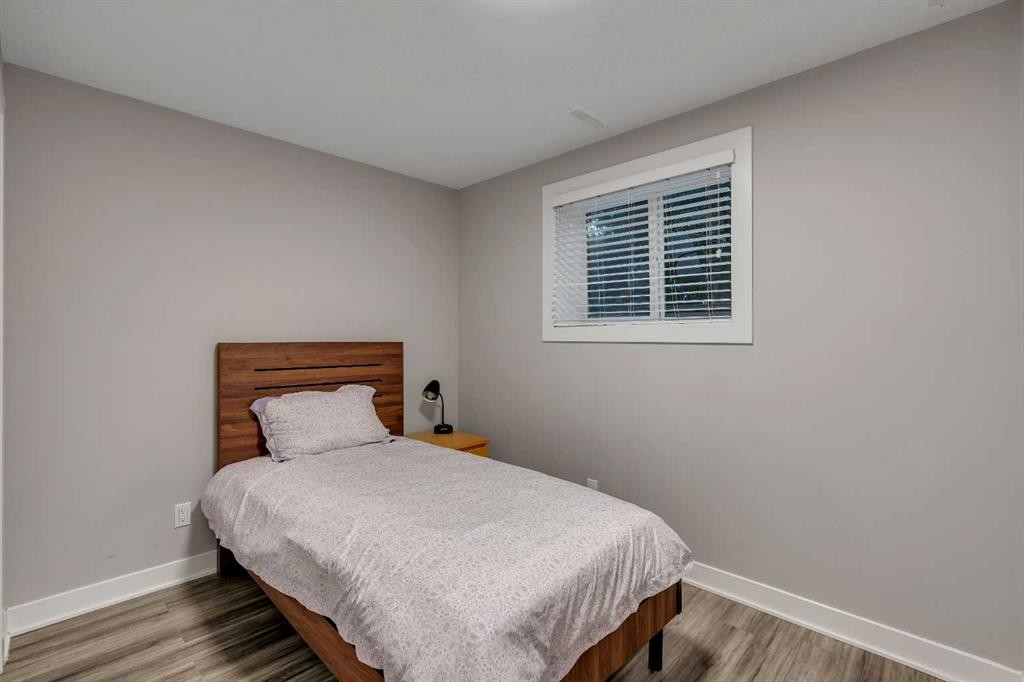 4143 Varsity Road Nw, Calgary, AB - Indoor Photo Showing Bedroom