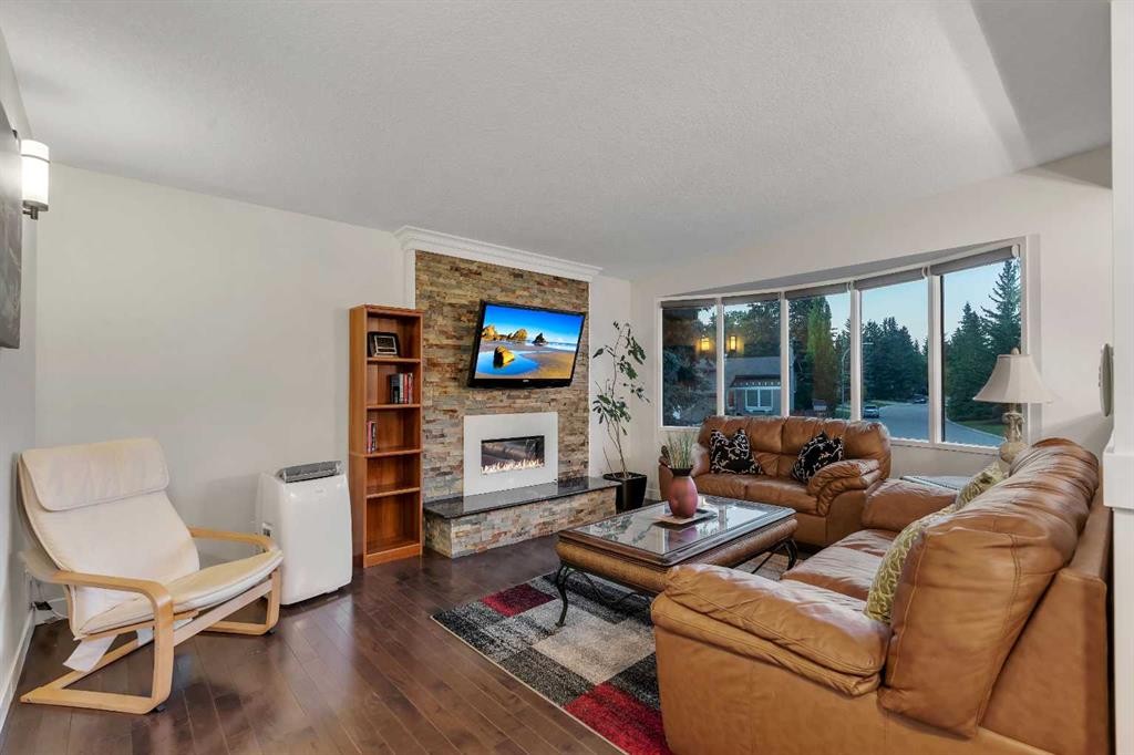 4143 Varsity Road Nw, Calgary, AB - Indoor Photo Showing Living Room With Fireplace
