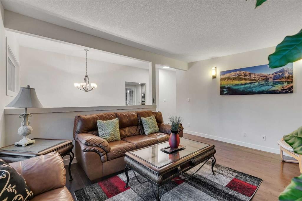 4143 Varsity Road Nw, Calgary, AB - Indoor Photo Showing Living Room