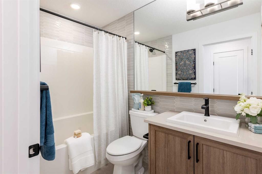 86 Heirloom Passage Se, Calgary, AB - Indoor Photo Showing Bathroom