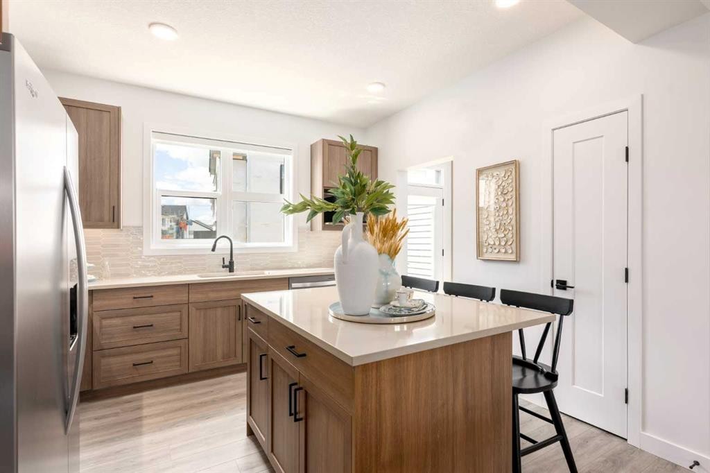 86 Heirloom Passage Se, Calgary, AB - Indoor Photo Showing Kitchen