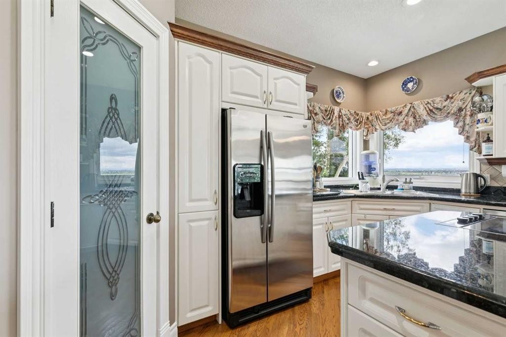 85 Mt Douglas Circle Se, Calgary, AB - Indoor Photo Showing Kitchen