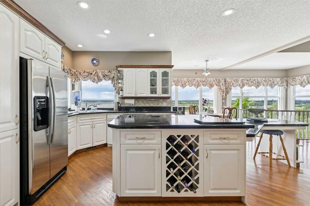 85 Mt Douglas Circle Se, Calgary, AB - Indoor Photo Showing Kitchen With Upgraded Kitchen