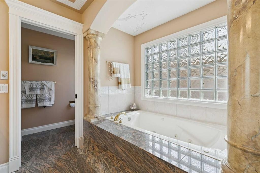 85 Mt Douglas Circle Se, Calgary, AB - Indoor Photo Showing Bathroom