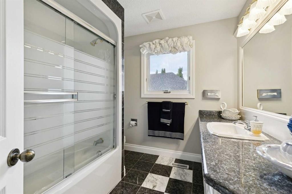 85 Mt Douglas Circle Se, Calgary, AB - Indoor Photo Showing Bathroom