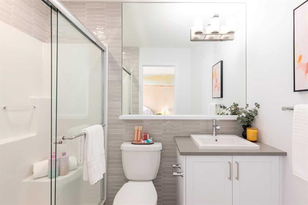 90 Heirloom Passage Se, Calgary, AB - Indoor Photo Showing Bathroom