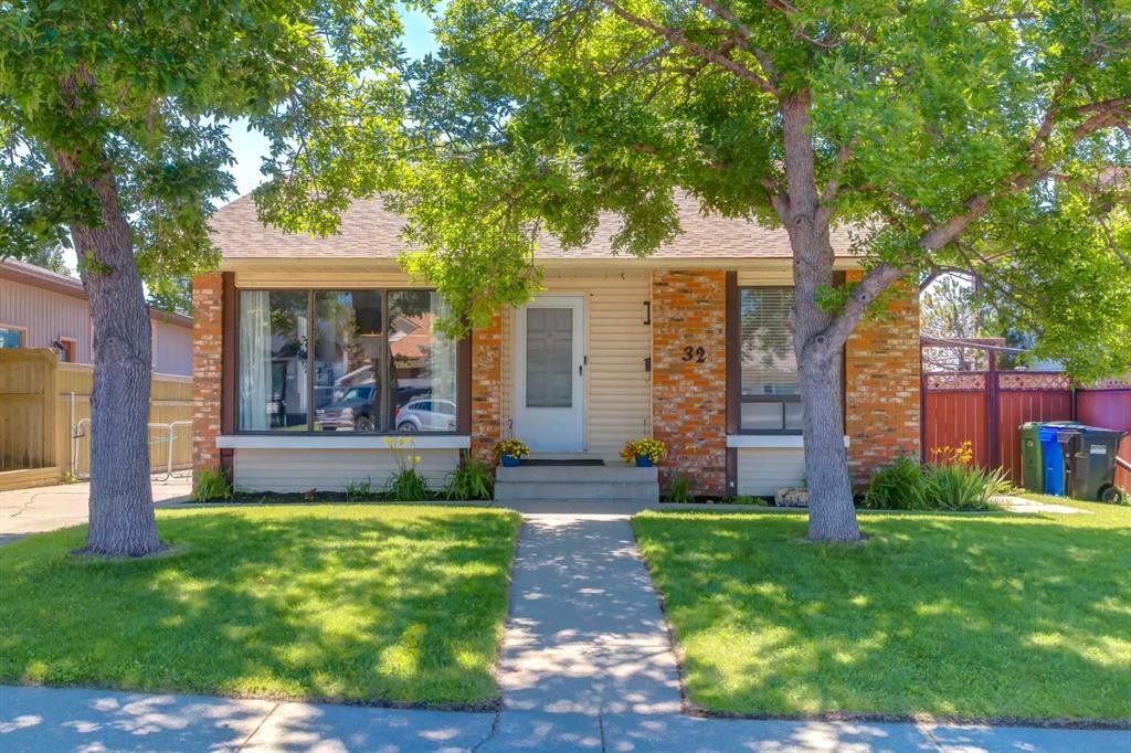 32 Berkley Place Nw, Calgary, AB - Outdoor