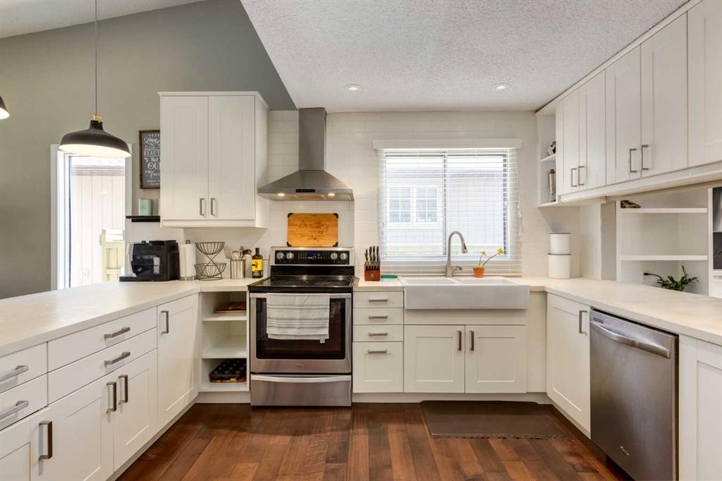 32 Berkley Place Nw, Calgary, AB - Indoor Photo Showing Kitchen