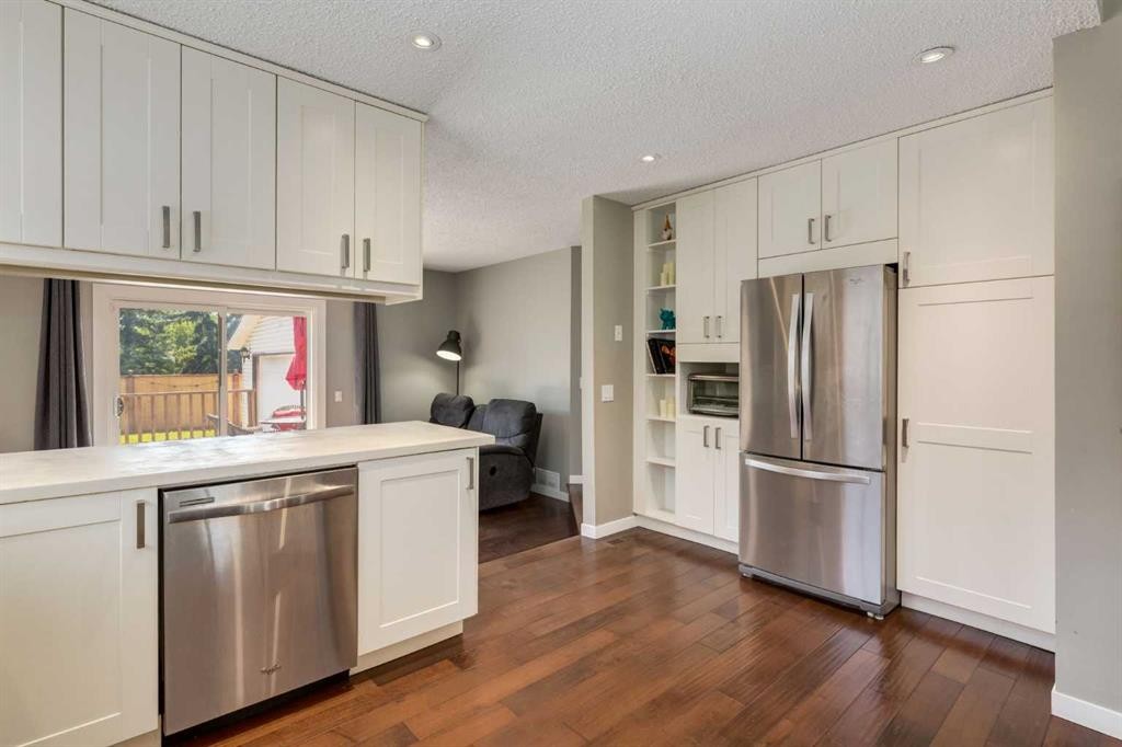 32 Berkley Place Nw, Calgary, AB - Indoor Photo Showing Kitchen