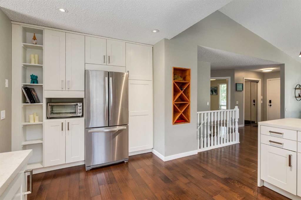32 Berkley Place Nw, Calgary, AB - Indoor Photo Showing Kitchen
