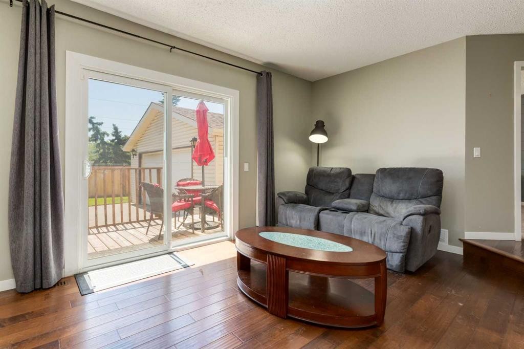 32 Berkley Place Nw, Calgary, AB - Indoor Photo Showing Living Room