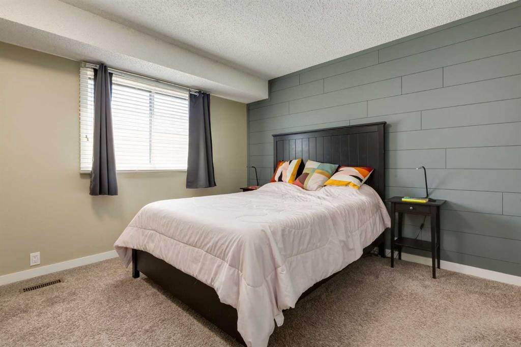 32 Berkley Place Nw, Calgary, AB - Indoor Photo Showing Bedroom