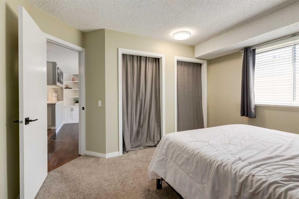 32 Berkley Place Nw, Calgary, AB - Indoor Photo Showing Bedroom