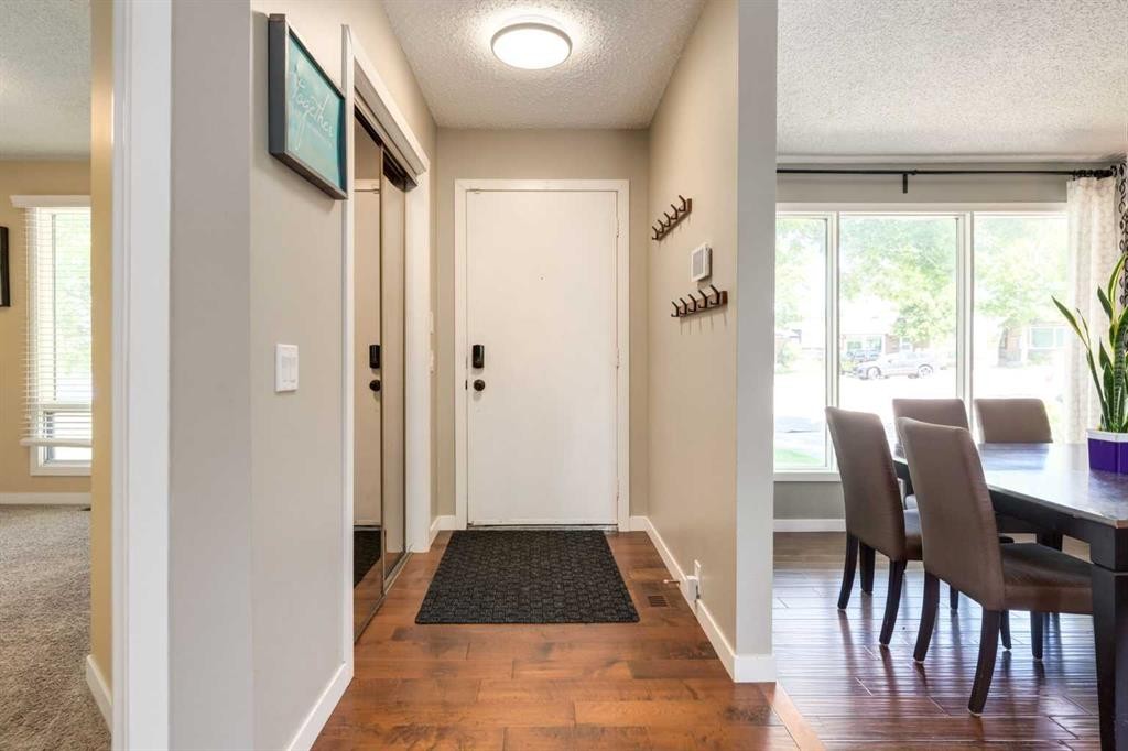 32 Berkley Place Nw, Calgary, AB - Indoor Photo Showing Other Room