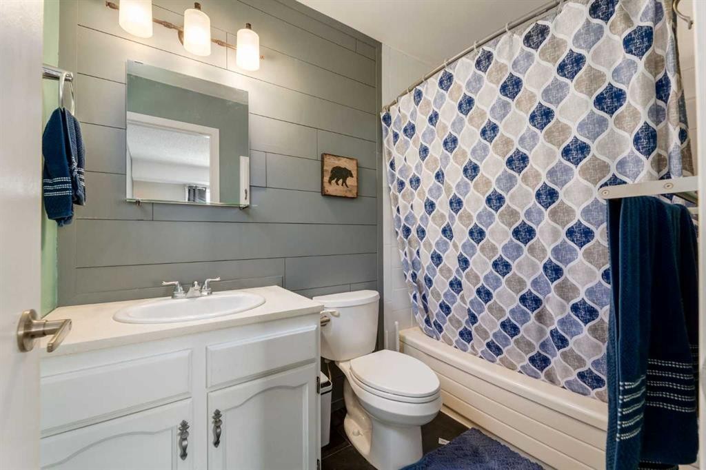 32 Berkley Place Nw, Calgary, AB - Indoor Photo Showing Bathroom