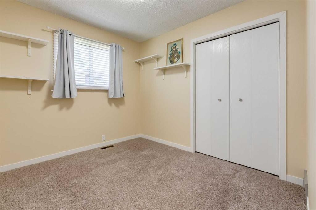 32 Berkley Place Nw, Calgary, AB - Indoor Photo Showing Other Room
