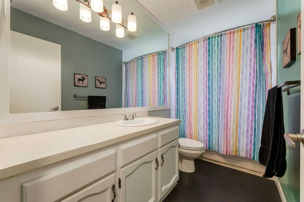 32 Berkley Place Nw, Calgary, AB - Indoor Photo Showing Bathroom
