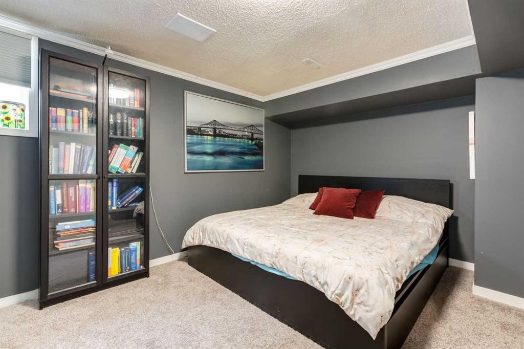 32 Berkley Place Nw, Calgary, AB - Indoor Photo Showing Bedroom