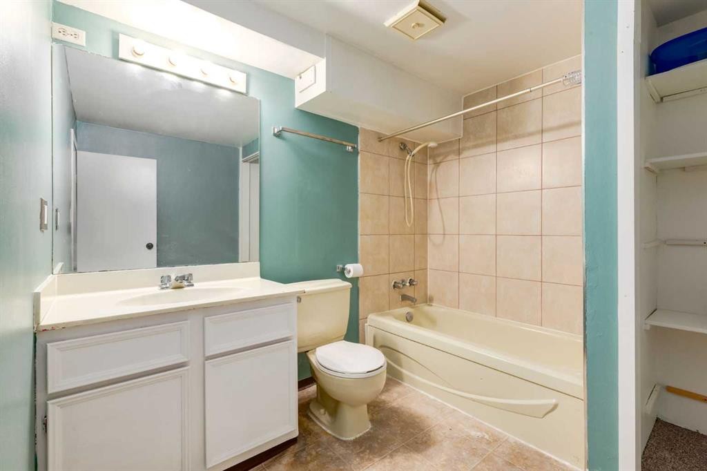 32 Berkley Place Nw, Calgary, AB - Indoor Photo Showing Bathroom