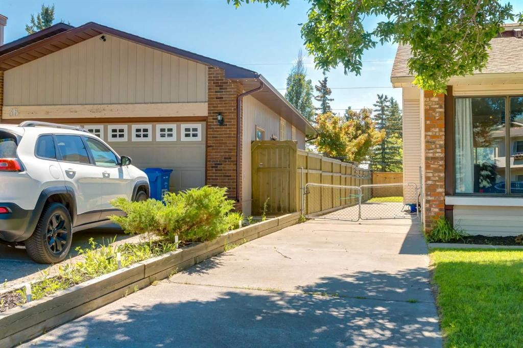 32 Berkley Place Nw, Calgary, AB - Outdoor