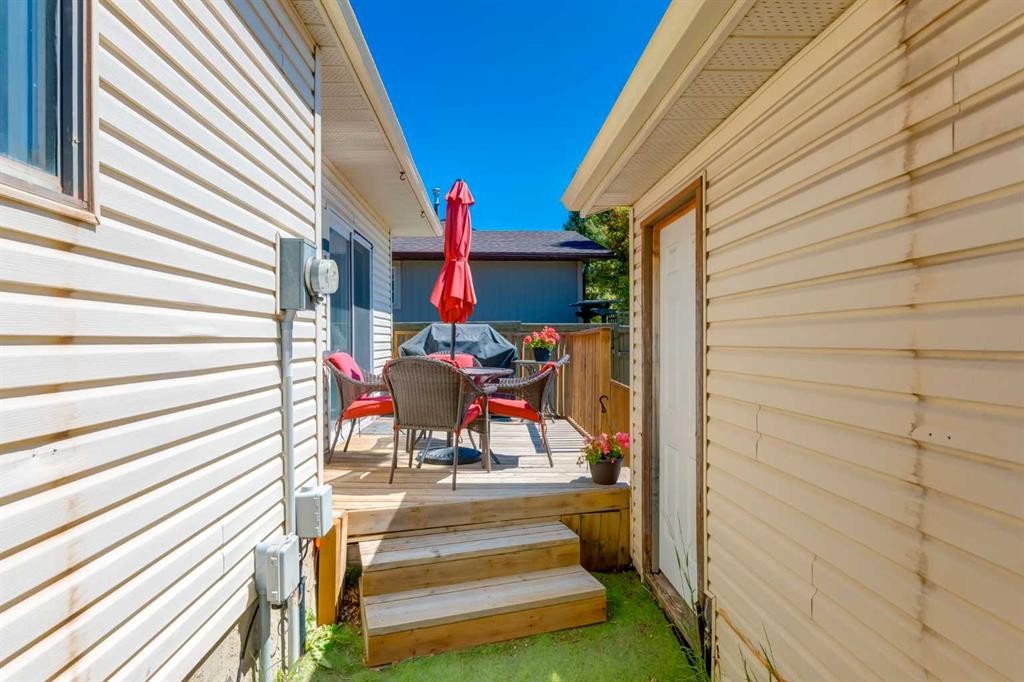 32 Berkley Place Nw, Calgary, AB - Outdoor With Deck Patio Veranda With Exterior