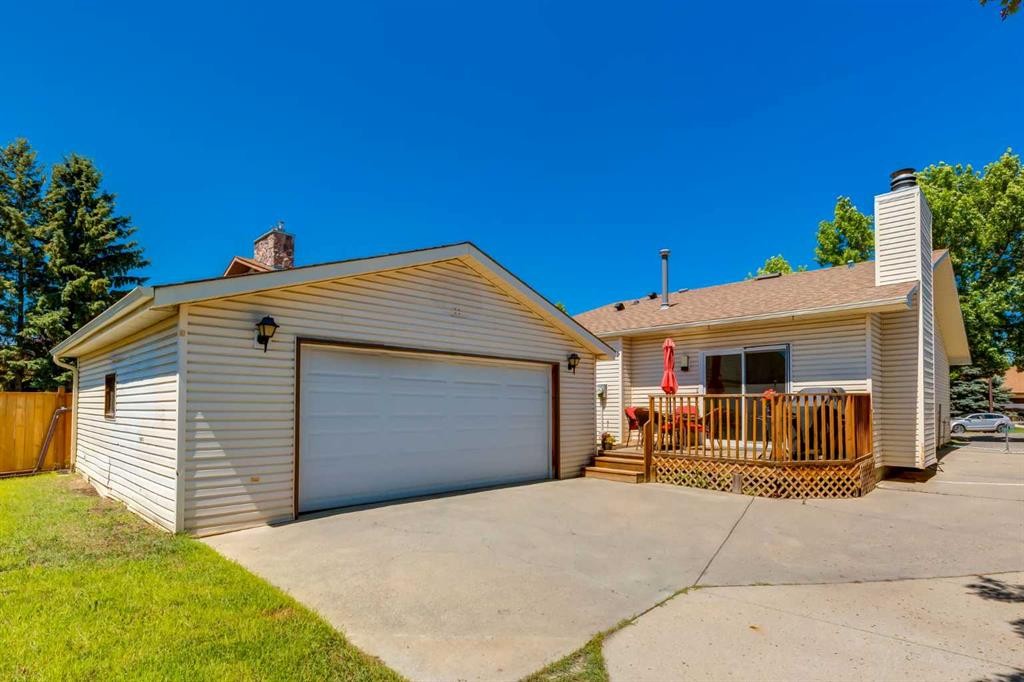 32 Berkley Place Nw, Calgary, AB - Outdoor With Deck Patio Veranda With Exterior