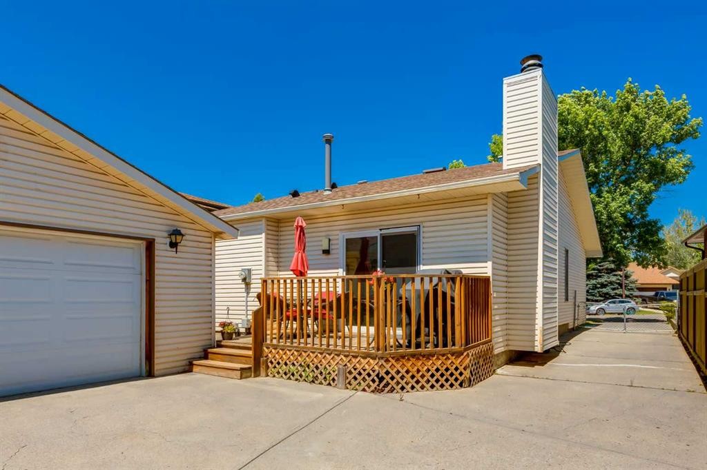 32 Berkley Place Nw, Calgary, AB - Outdoor With Deck Patio Veranda With Exterior