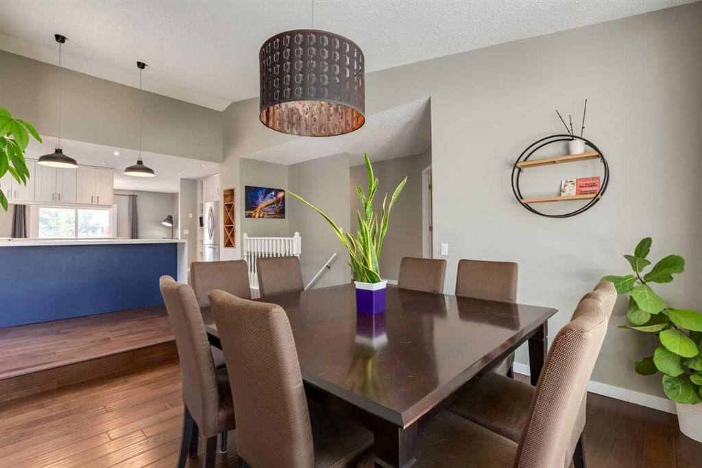 32 Berkley Place Nw, Calgary, AB - Indoor Photo Showing Dining Room