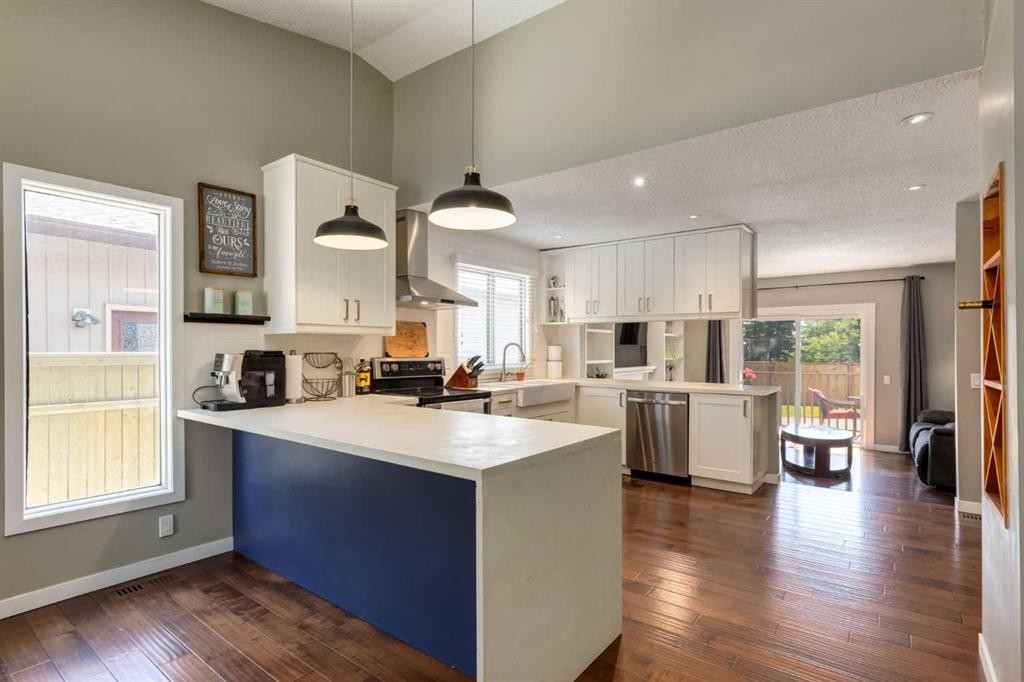 32 Berkley Place Nw, Calgary, AB - Indoor Photo Showing Kitchen