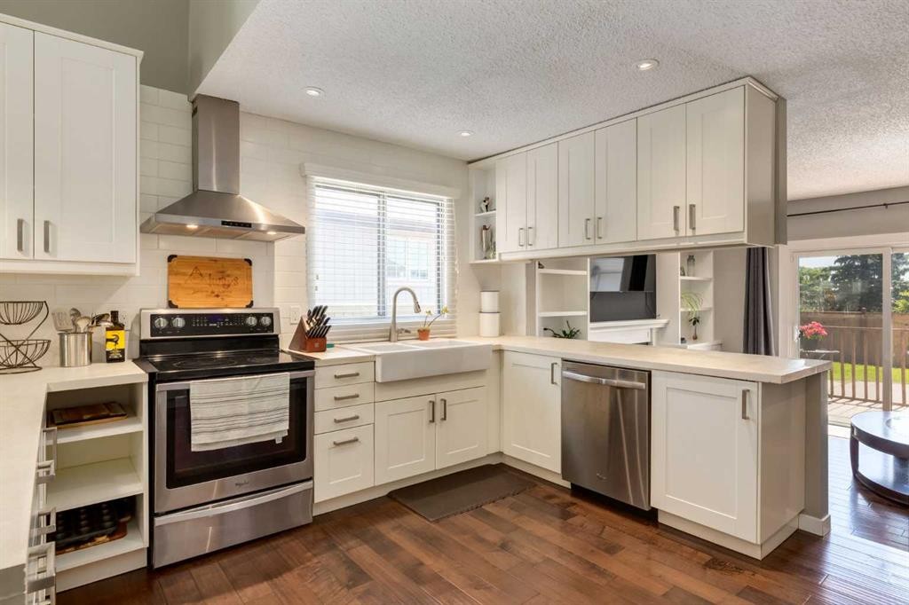 32 Berkley Place Nw, Calgary, AB - Indoor Photo Showing Kitchen