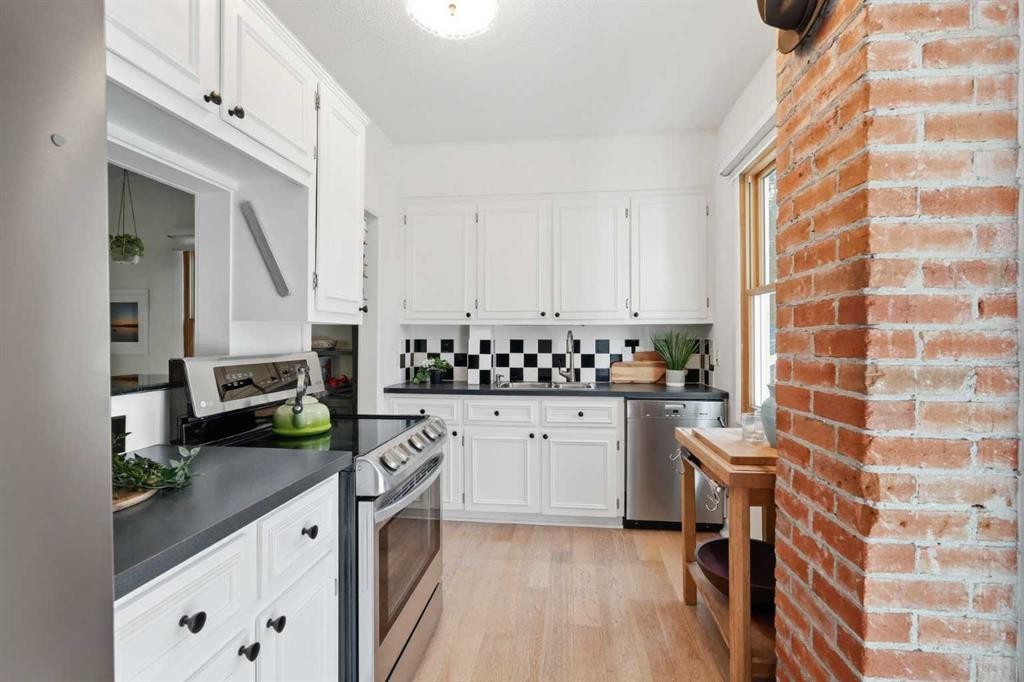 1422 2 Street Nw, Calgary, AB - Indoor Photo Showing Kitchen