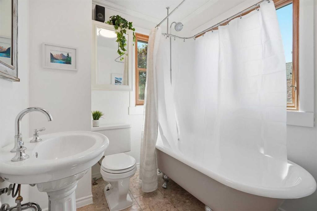 1422 2 Street Nw, Calgary, AB - Indoor Photo Showing Bathroom