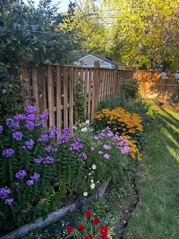 1422 2 Street Nw, Calgary, AB - Outdoor