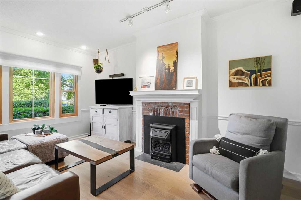 1422 2 Street Nw, Calgary, AB - Indoor Photo Showing Living Room With Fireplace
