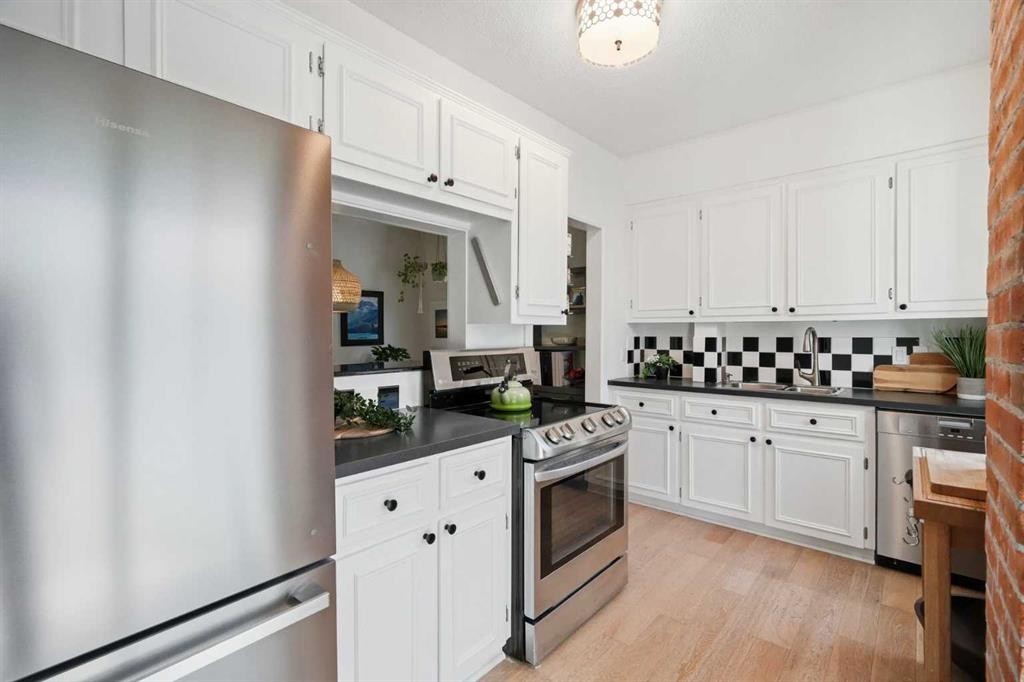 1422 2 Street Nw, Calgary, AB - Indoor Photo Showing Kitchen
