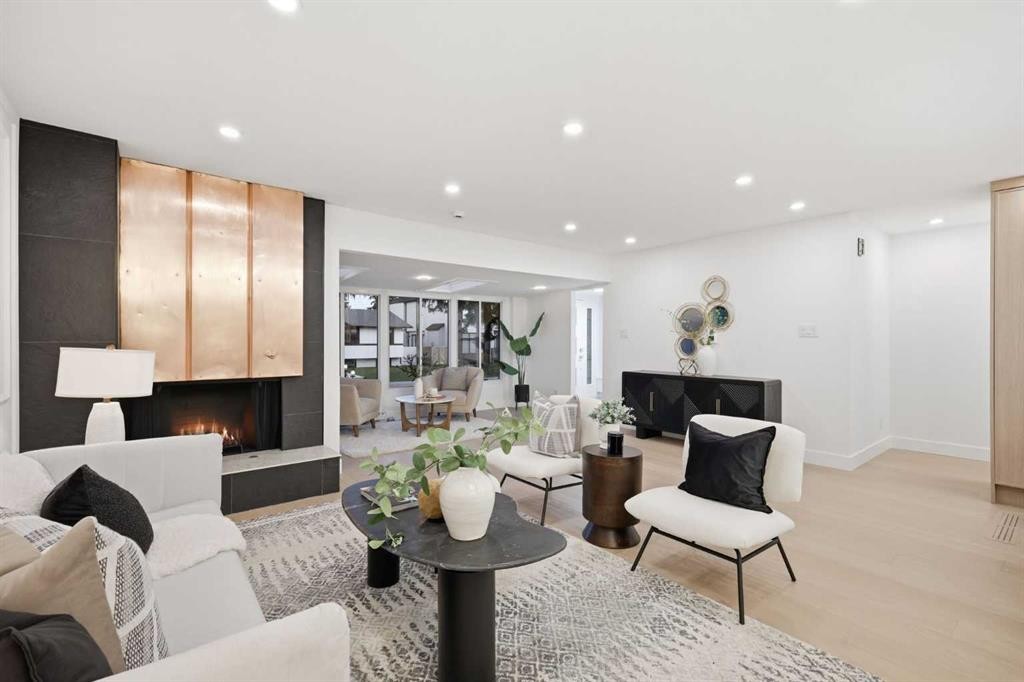 928 120 Avenue Se, Calgary, AB - Indoor Photo Showing Living Room