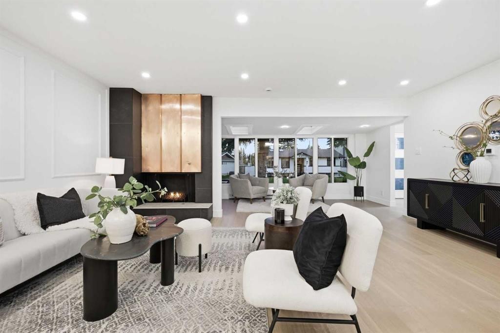 928 120 Avenue Se, Calgary, AB - Indoor Photo Showing Living Room