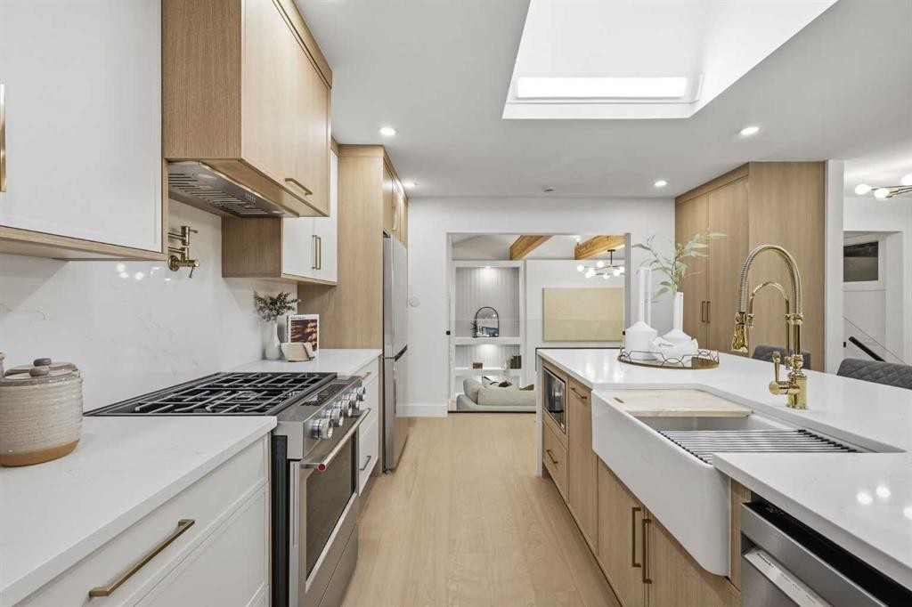 928 120 Avenue Se, Calgary, AB - Indoor Photo Showing Kitchen With Upgraded Kitchen
