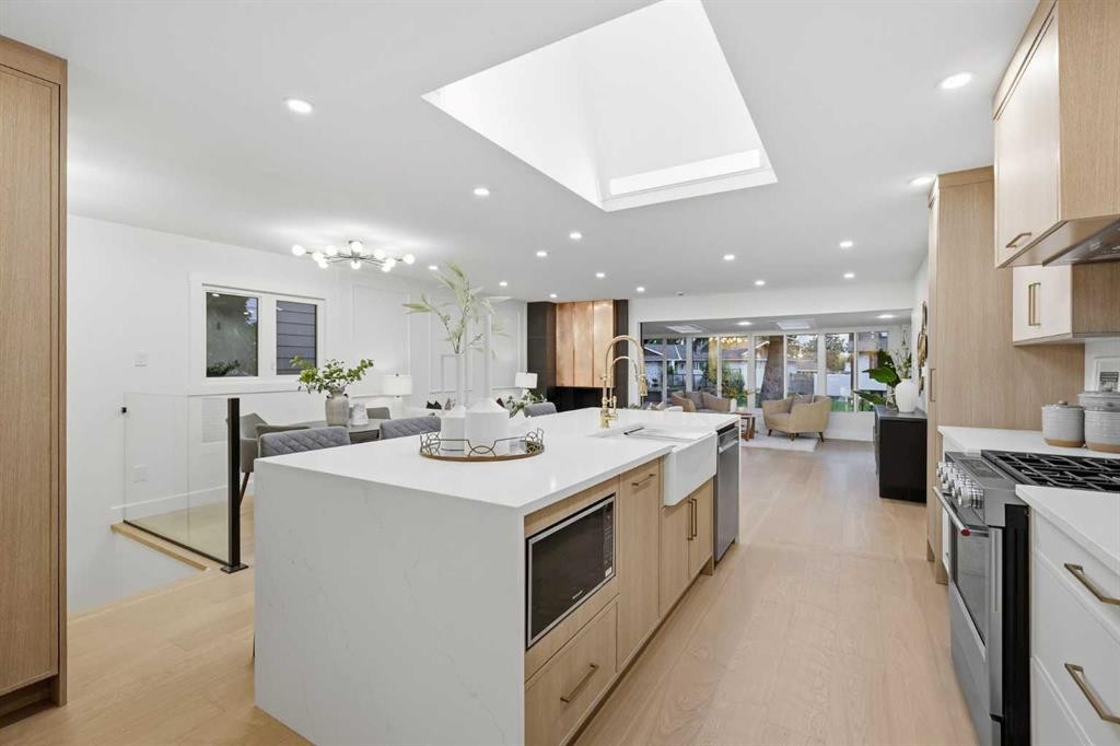 928 120 Avenue Se, Calgary, AB - Indoor Photo Showing Kitchen With Upgraded Kitchen