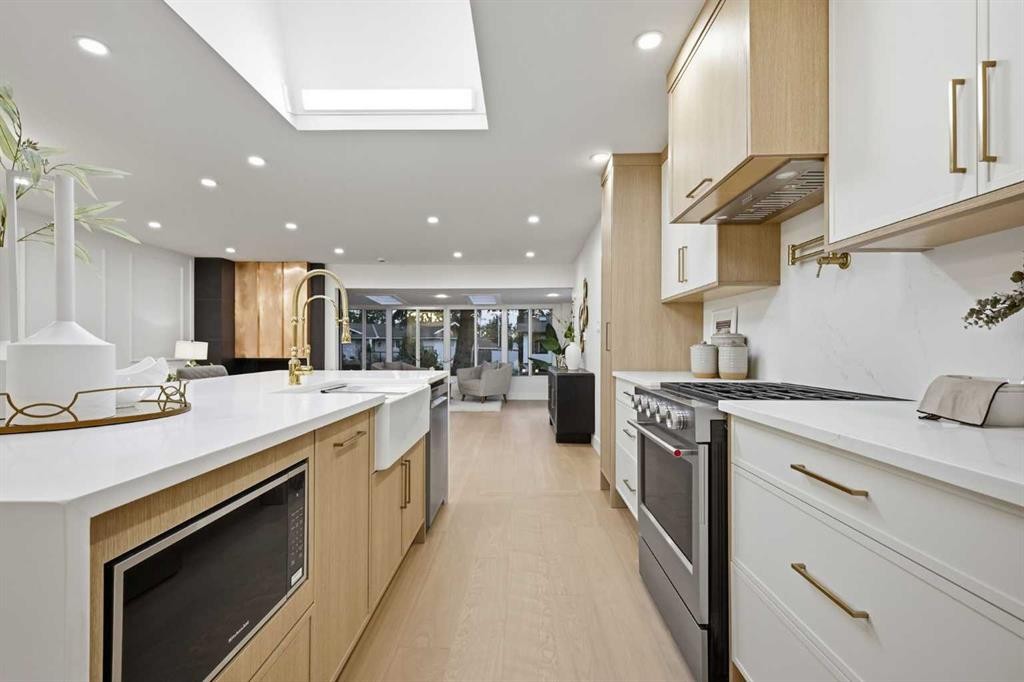 928 120 Avenue Se, Calgary, AB - Indoor Photo Showing Kitchen With Upgraded Kitchen