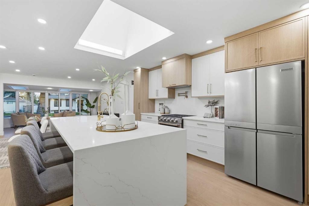 928 120 Avenue Se, Calgary, AB - Indoor Photo Showing Kitchen With Upgraded Kitchen