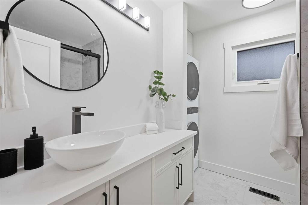 928 120 Avenue Se, Calgary, AB - Indoor Photo Showing Bathroom