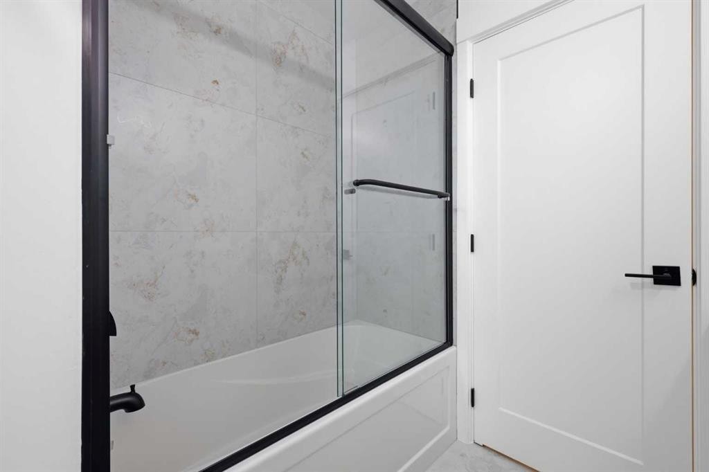 928 120 Avenue Se, Calgary, AB - Indoor Photo Showing Bathroom