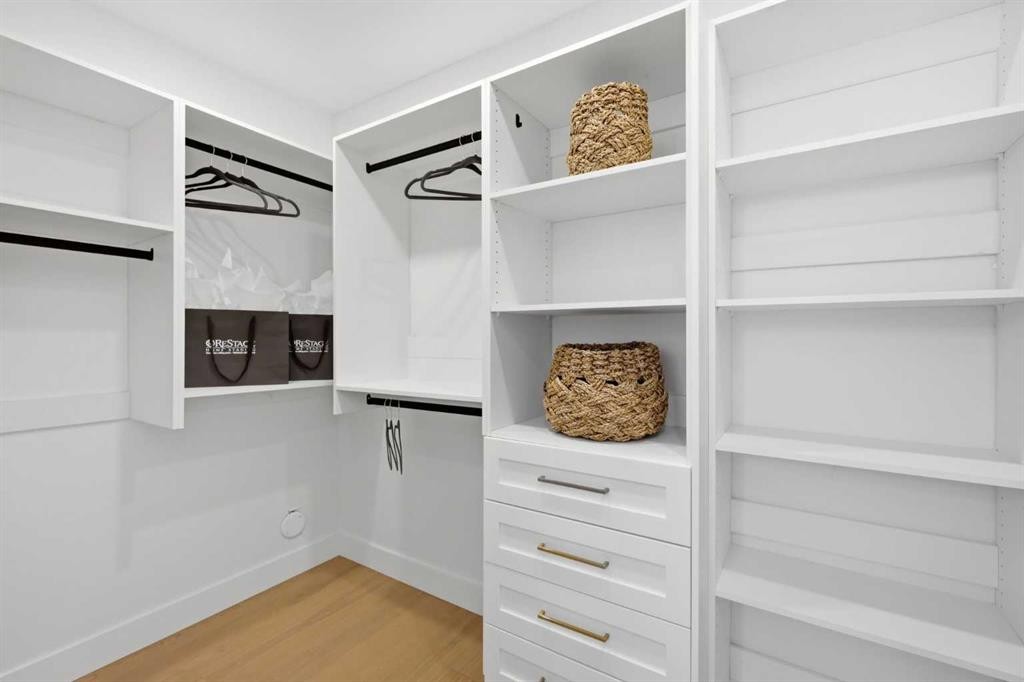 928 120 Avenue Se, Calgary, AB - Indoor With Storage