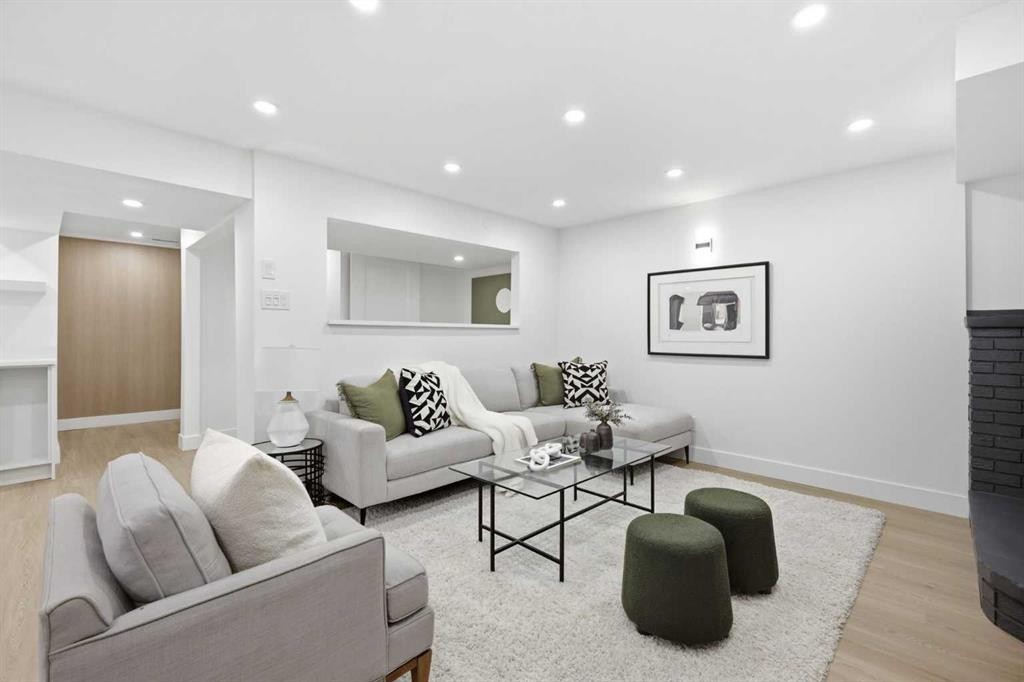 928 120 Avenue Se, Calgary, AB - Indoor Photo Showing Living Room