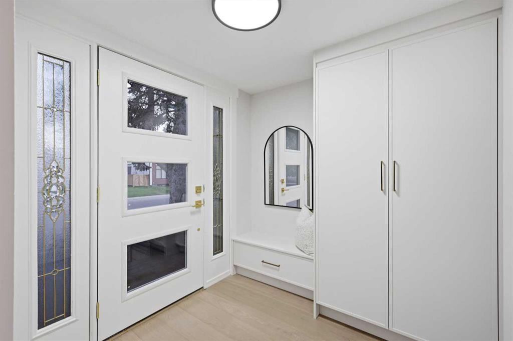 928 120 Avenue Se, Calgary, AB - Indoor Photo Showing Other Room