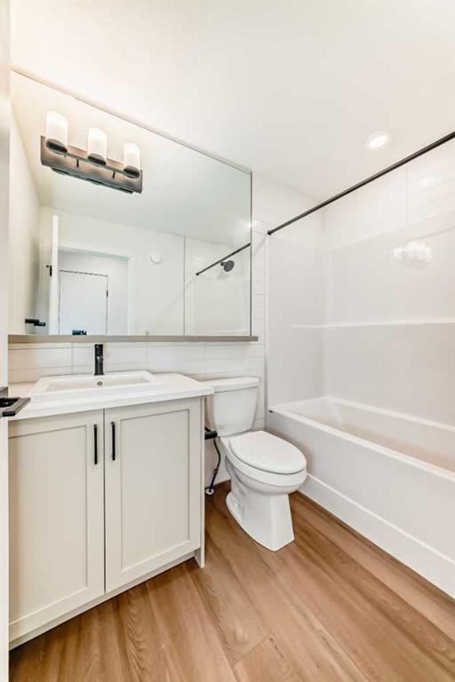103-30 Rochester View Nw, Calgary, AB - Indoor Photo Showing Bathroom